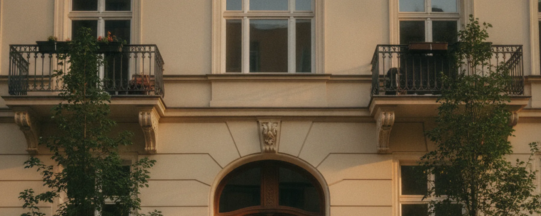 Toreinfahrt eines Berliner Altbaus — der Weg in den Hinterhof zum Studio